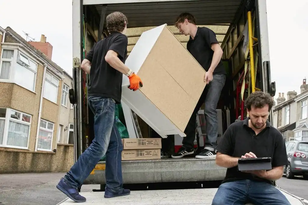 Verhuiswagen wordt onterecht gevuld met meubels door twee mannen.
