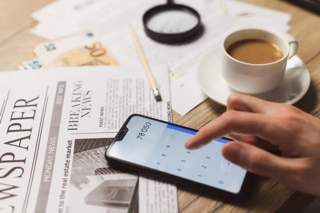 Man calculeert de onterechte kosten op zijn mobiel 