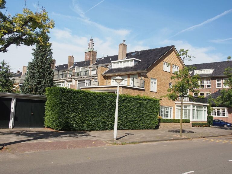 Rent a house next to the most expensive houses in Amsterdam