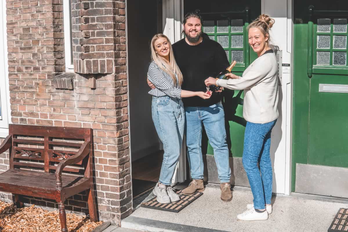 Nieuwe huiseigenaren ontvangen sleutels in Amsterdam