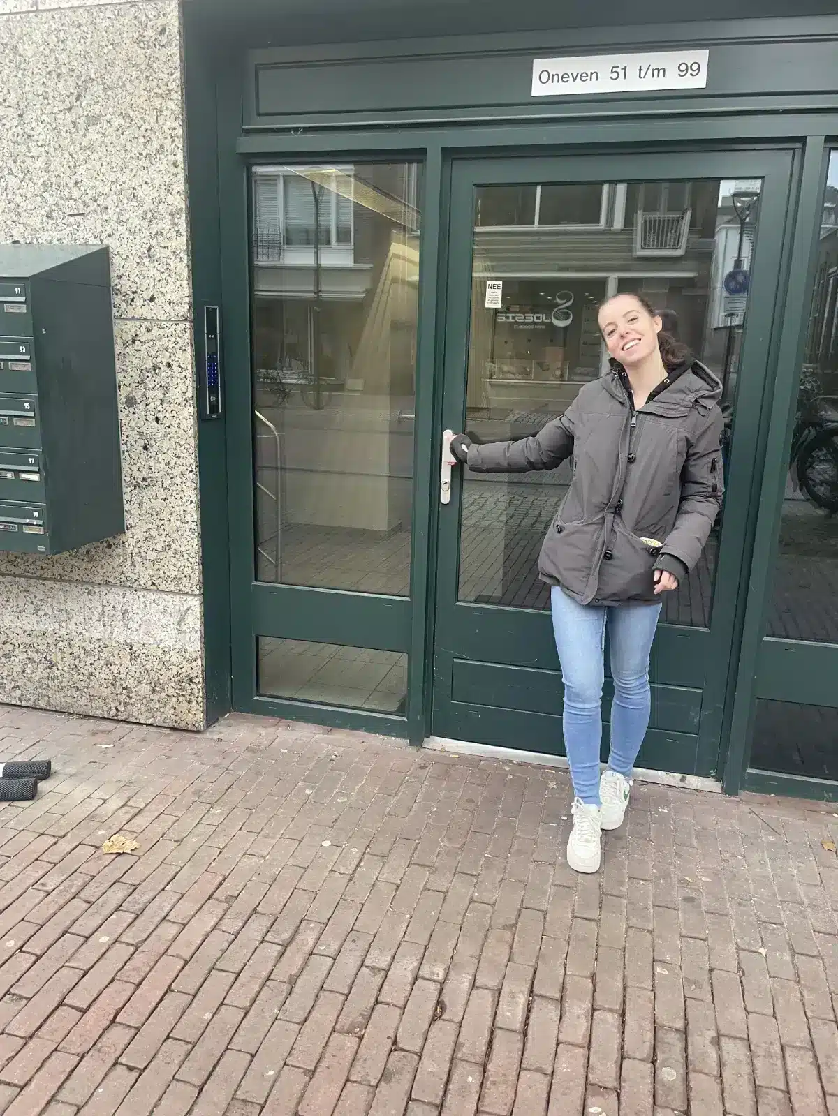 Sophie die buiten bij haar appartement staat