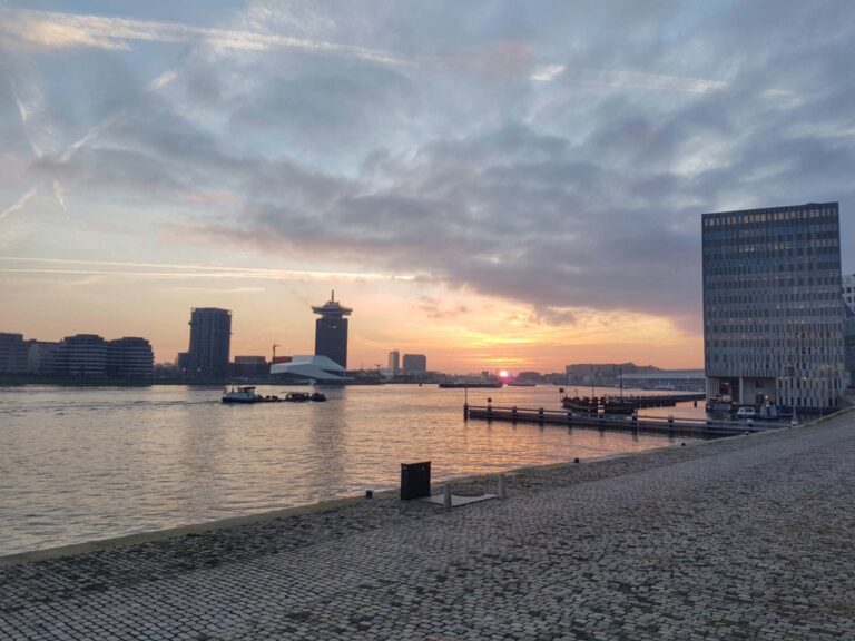 Wonen in Amsterdam maakt ‘ongelukkig’