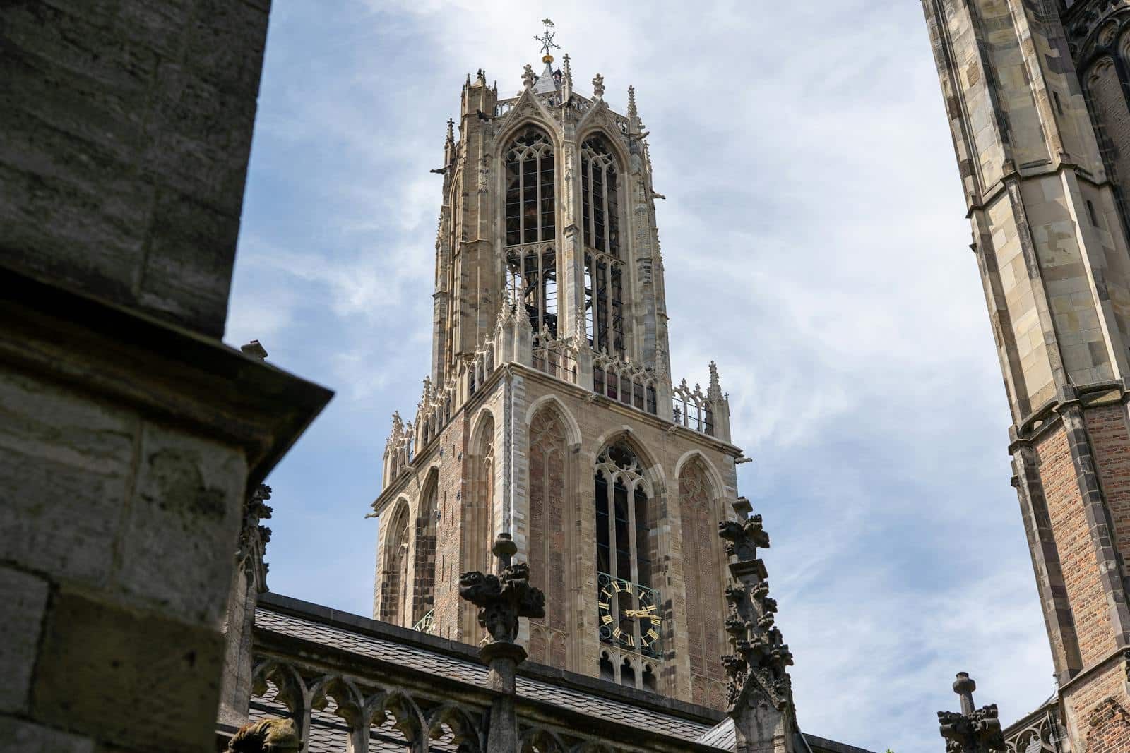 De Dom van Utrecht tegen een strakblauwe lucht boven de binnenstad